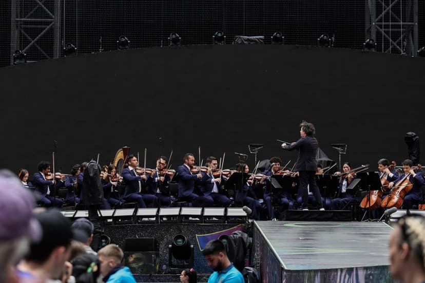 Dudamel Conducts Historic World Cup Halftime Show Tribute