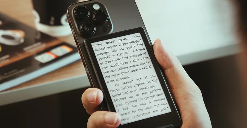 Pocket-Sized E-Reader Attaches to Your Phone